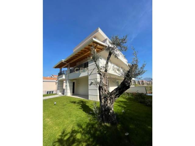 Tirane, jap me qera Vile 3 Katshe Kati 3, 803 m² 5.000 Euro (Teg)