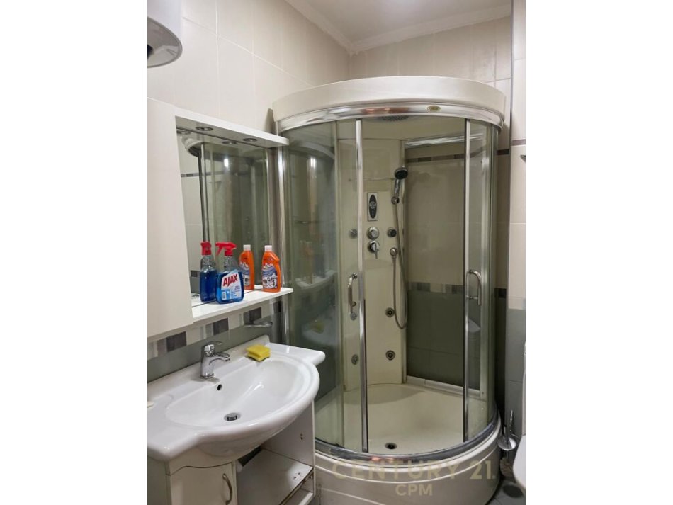 Tirane, jepet me qera apartament 2+1 Kati 3, 110 m² 700 € (kompleksi Kika 1, ne Komunen e Parisit,)