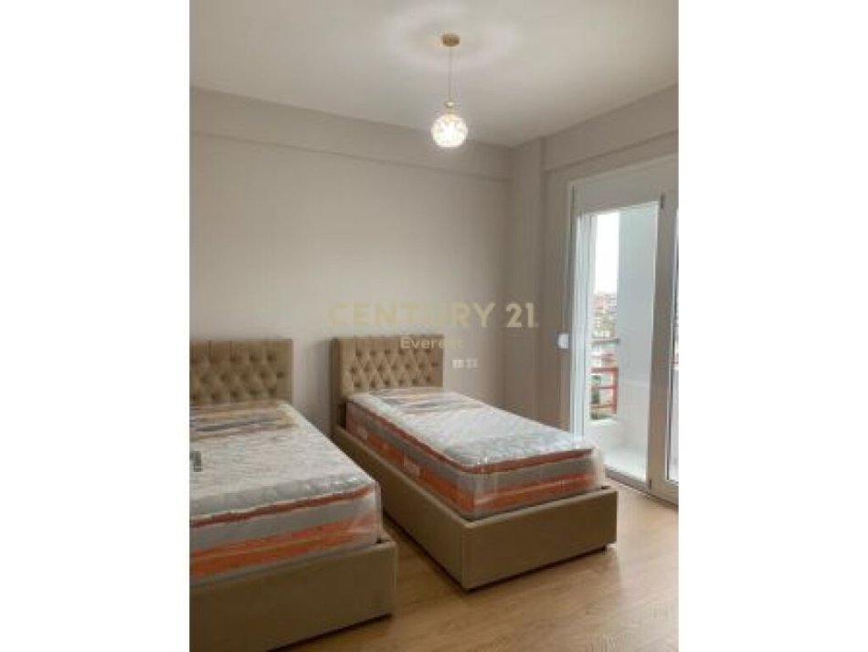 Tirane, jepet me qera apartament 2+1 Kati 6, 115 m² 500 € (pallat i ri tek kthesa e Kamzes,)
