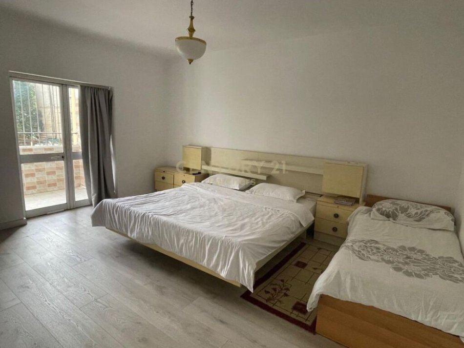 Tirane, jepet me qera apartament 3+1 Kati 2, 156 m² 600 € (apartament 3+1 me qira tek Gjimnazi Çajupi, prane Shkolles se Bashkuar dhe QSUT)