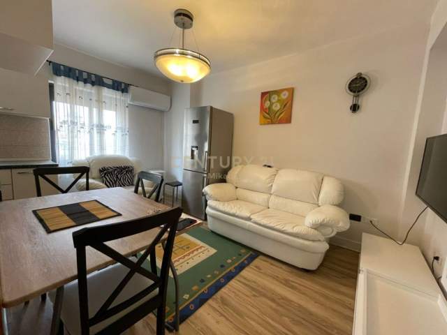 Tirane,JEPET ME QIRA APARTAMENT 2+1 NE QENDER TE TIRANES! 500 Euro