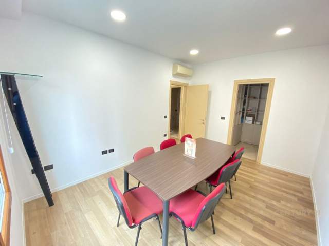 Tirane, Zyre per qira Prane Kompleksit Delijorgji, Kati 2, 100 m² 1.000 Euro (Bulevardi Gjergj Fishta)