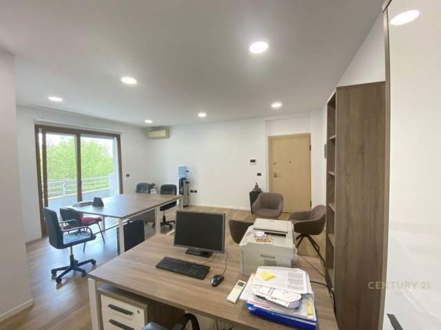 Tirane, Zyre per qira Prane Kompleksit Delijorgji, Kati 2, 100 m² 1.000 Euro (Bulevardi Gjergj Fishta)