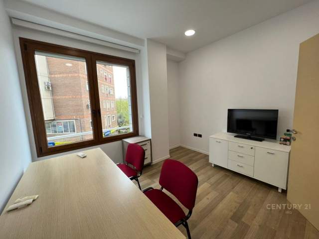 Tirane, Zyre per qira Prane Kompleksit Delijorgji, Kati 2, 100 m² 1.000 Euro (Bulevardi Gjergj Fishta)