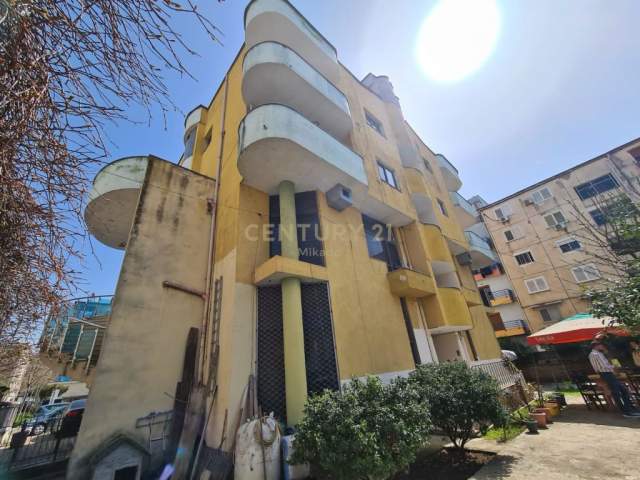 Tirane, jepet me qera ambjent biznesi Kati 4, 1.050 m² 5.000 Euro (Riza Cuka)