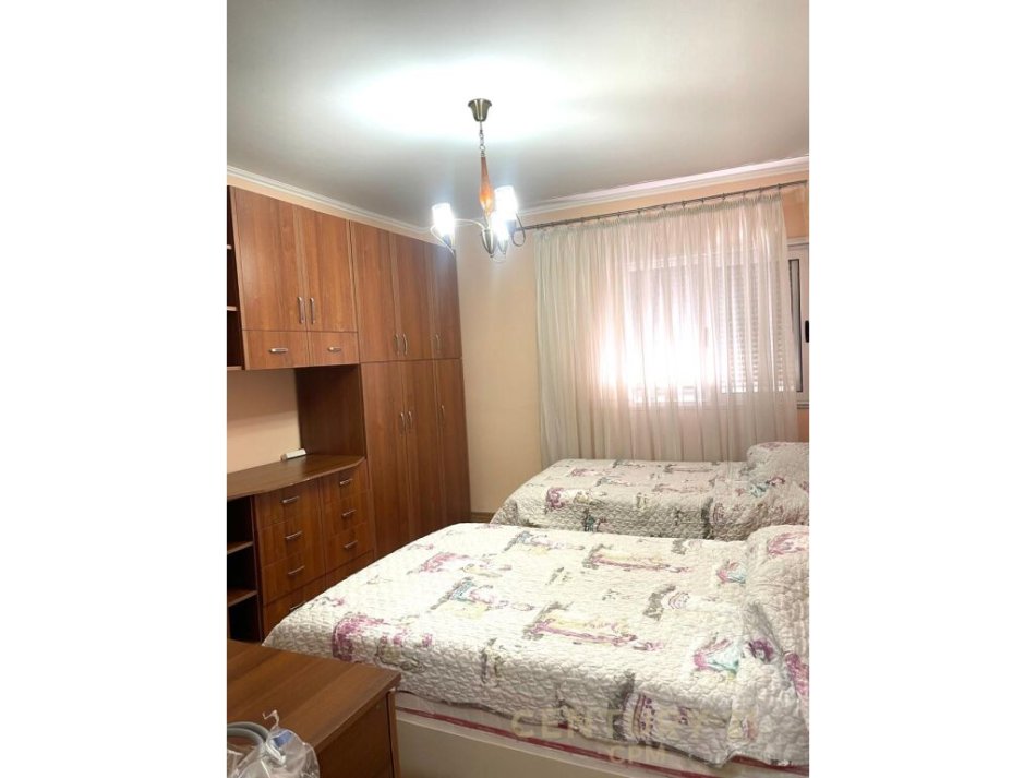 Tirane, jepet me qera apartament 2+1 Kati 3, 110 m² 700 € (kompleksi Kika 1, ne Komunen e Parisit,)