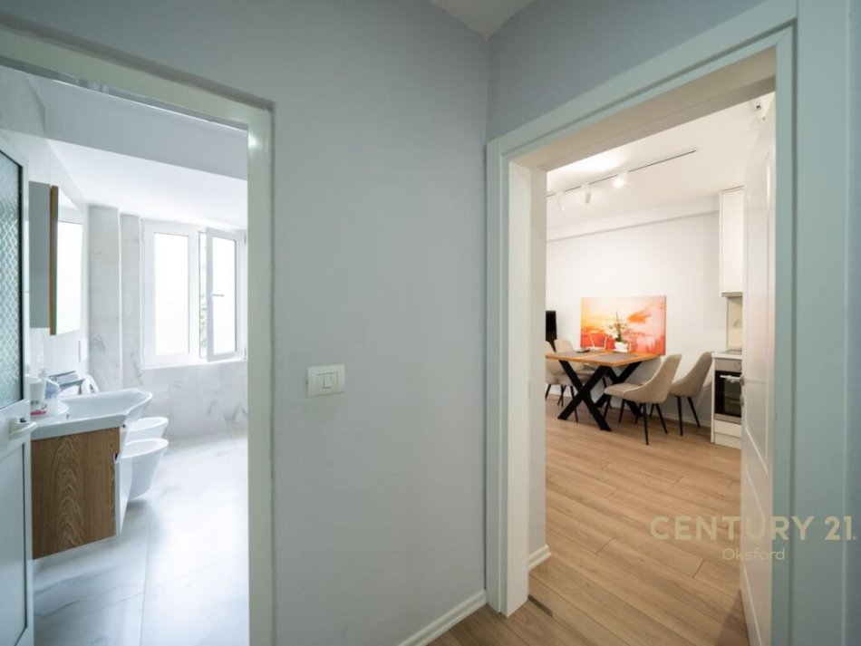 Tirane, jepet me qera apartament Kati 3, 600 € (apartament 2+1 përballë Gjykatës së Rrethit Gjyqësor Tiranë.)