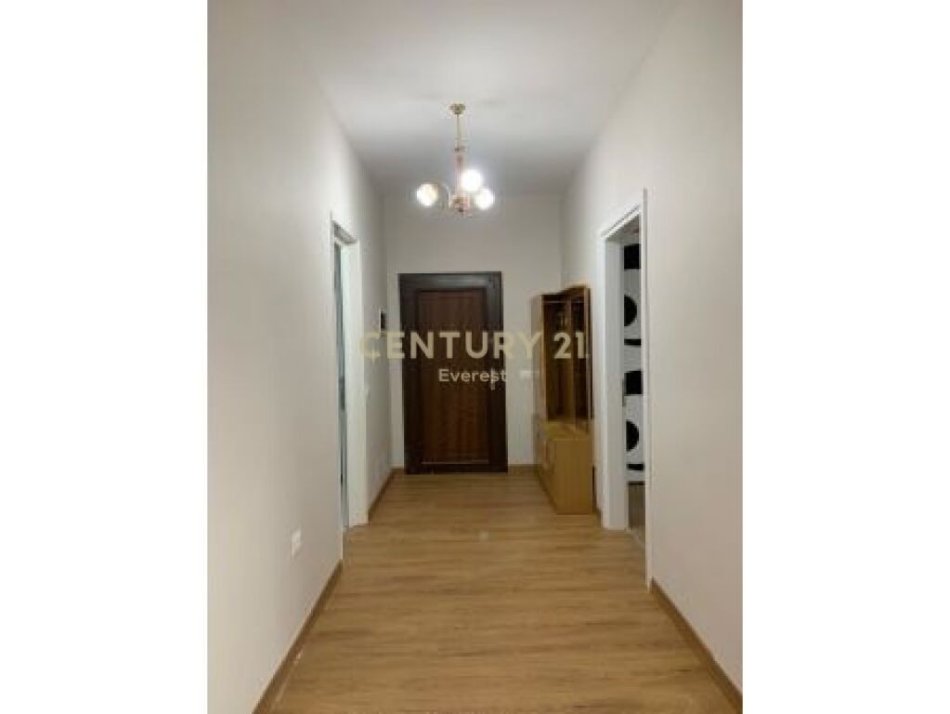 Tirane, jepet me qera apartament 2+1 Kati 6, 115 m² 500 € (pallat i ri tek kthesa e Kamzes,)