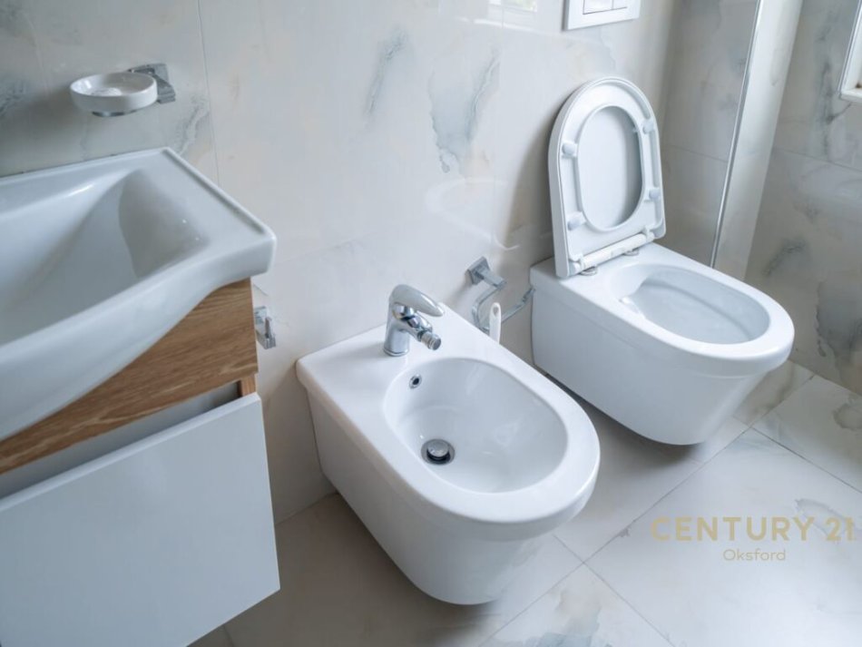 Tirane, jepet me qera apartament Kati 3, 600 € (apartament 2+1 përballë Gjykatës së Rrethit Gjyqësor Tiranë.)