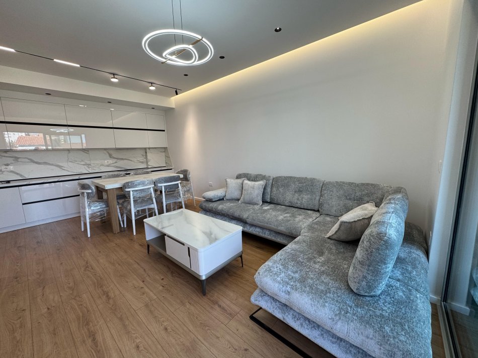 Tirane, jepet me qera apartament 2+1 Kati 1, 100 m² 750 € (ish fusha e aviacionit)