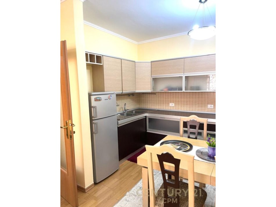 Tirane, jepet me qera apartament 2+1 Kati 3, 110 m² 700 € (kompleksi Kika 1, ne Komunen e Parisit,)