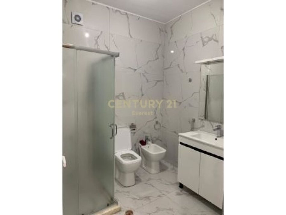Tirane, jepet me qera apartament 2+1 Kati 6, 115 m² 500 € (pallat i ri tek kthesa e Kamzes,)