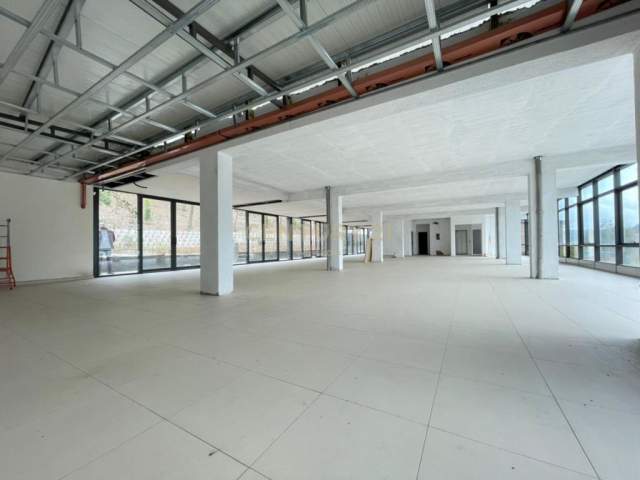 Tirane, jepet me qera ambjent biznesi Kati 1, 1.860 m² 6.640 Euro (Vaqarr buze rruges krzesore)
