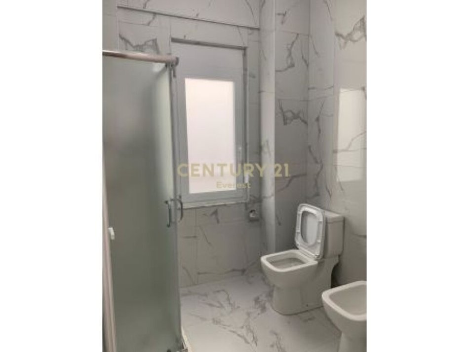 Tirane, jepet me qera apartament 2+1 Kati 6, 115 m² 500 € (pallat i ri tek kthesa e Kamzes,)