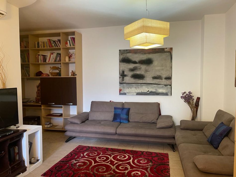 Tirane, jepet me qera apartament 2+1+Ballkon Kati 14, 75 m² 500 € (Bulevardi zogu i 1 , prane bar kafe new york)