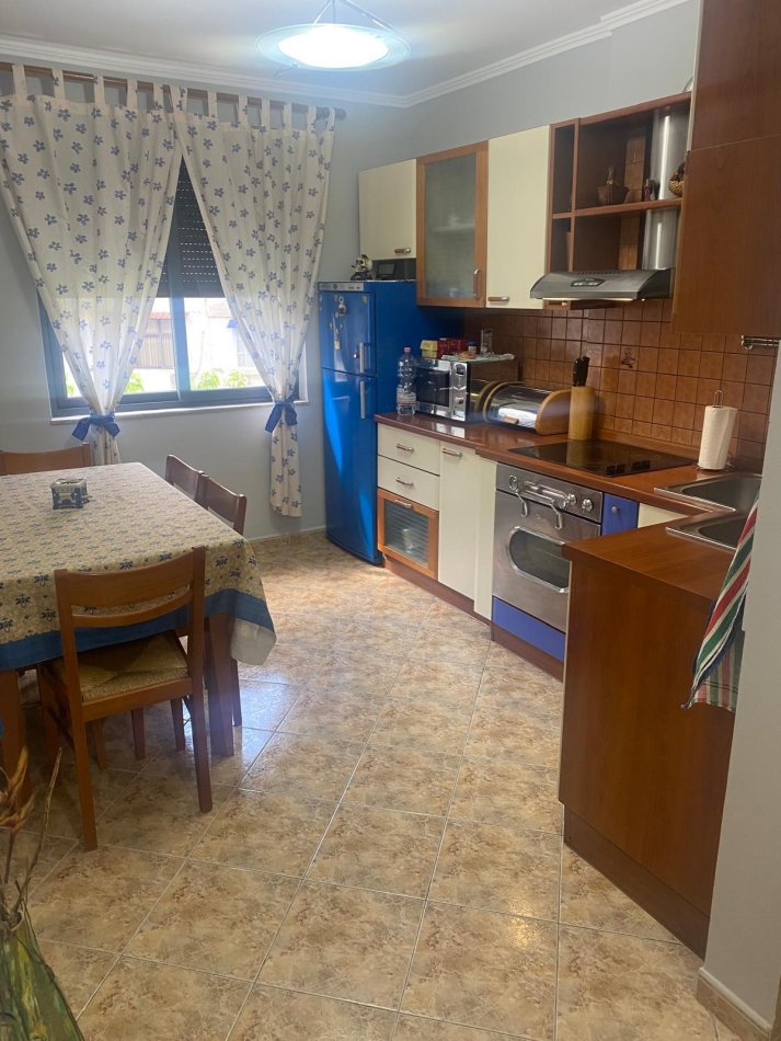 Tirane, jepet me qera apartament 3+1 Kati 4, 80 m² 600 € (Mine Peza)