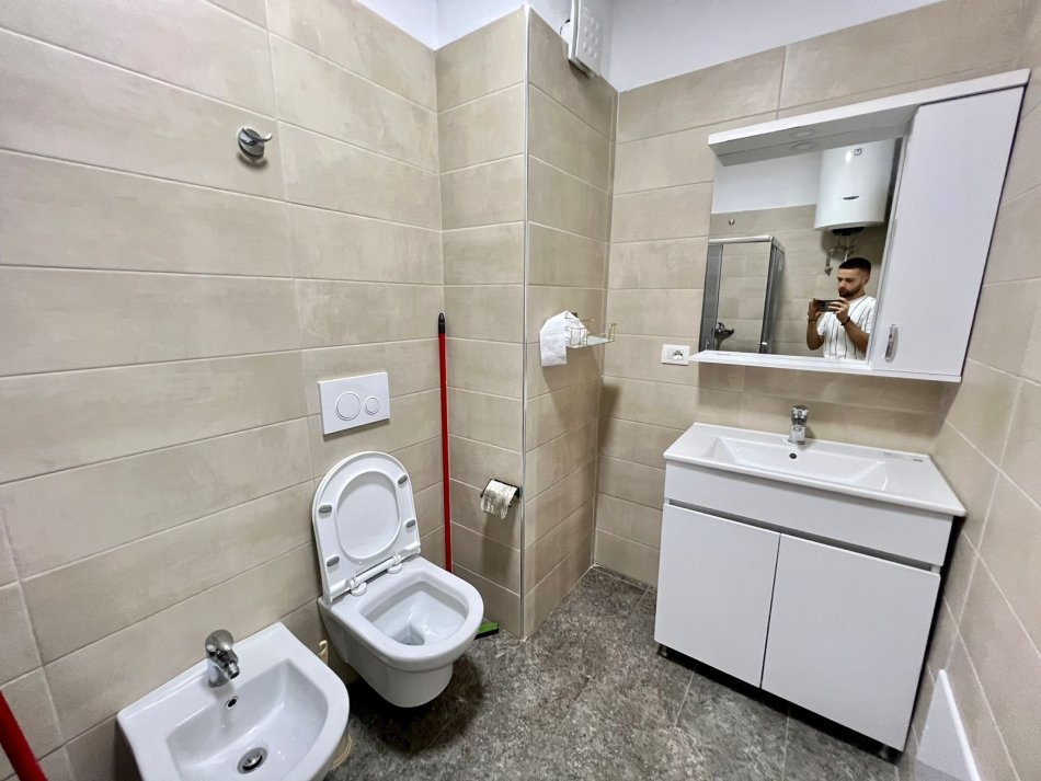 Tirane, jepet me qera apartament 2+1 Kati 8, 85 m² 550 € (ali demi)