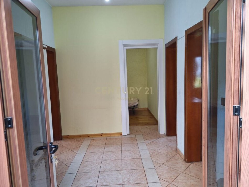 Tirane, jepet me qera 3+1 Kati 1, 77 m² 400 € (prane Spitalit Ushtarak)