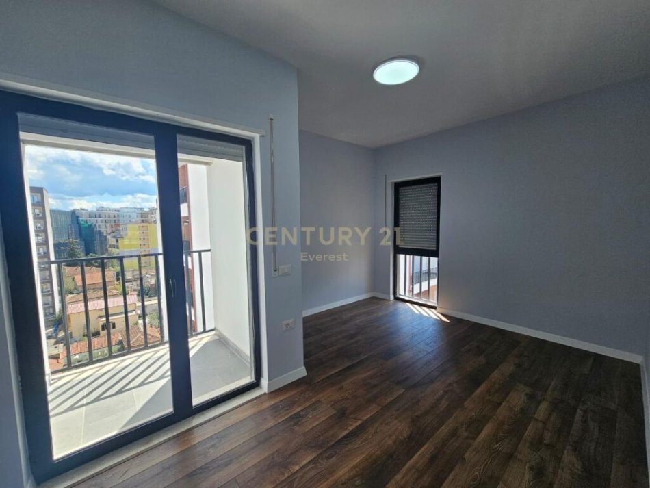 Tirane, shitet apartament 3+1+Ballkon Kati 8, 121 m² 216.000 € (Prane viles Gold ne rrugen e Dibres)