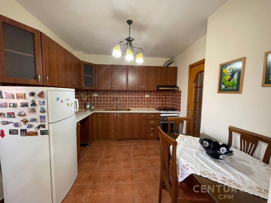 Tirane, shitet apartament 2+1+Ballkon Kati 3, 120.000 € (prane Fushes se Ali Demit)