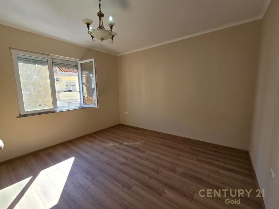 Tirane, shitet apartament 2+1+Ballkon Kati 3, 105 m² 165.000 € (Shesim Apartament 2+1 te Mine Peza)
