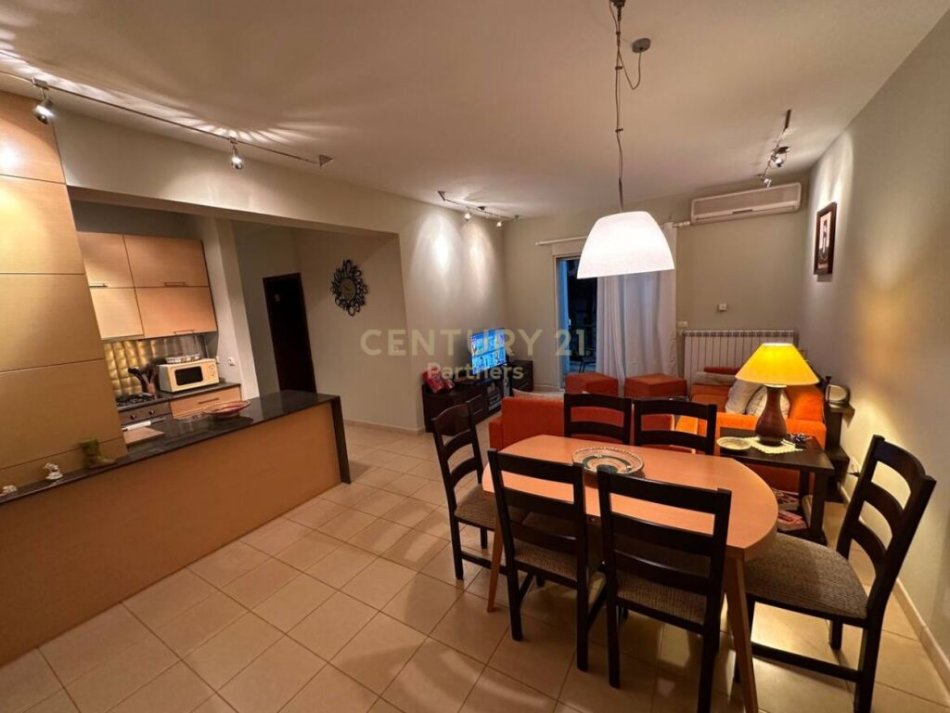 Tirane, jepet me qera apartament 2+1+Ballkon + PARKIM,  Kati 4, 97 m² 600 € (Rruga Barrikadave, prane qendres se Tiranes.)