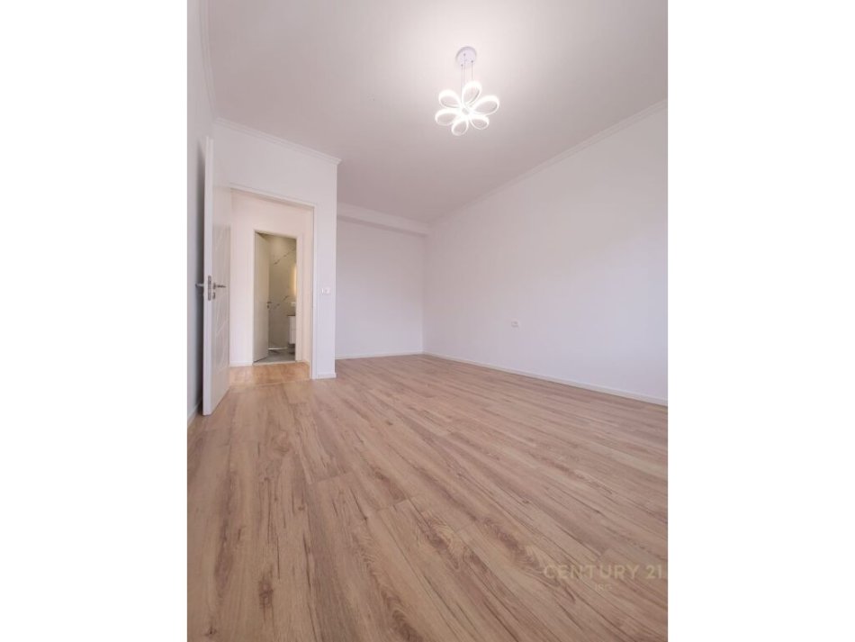 Tirane, shitet apartament 2+1+Ballkon Kati 7, 95 m² 210.000 € (prane rrethrrotullimit tek Zogu i Zi)
