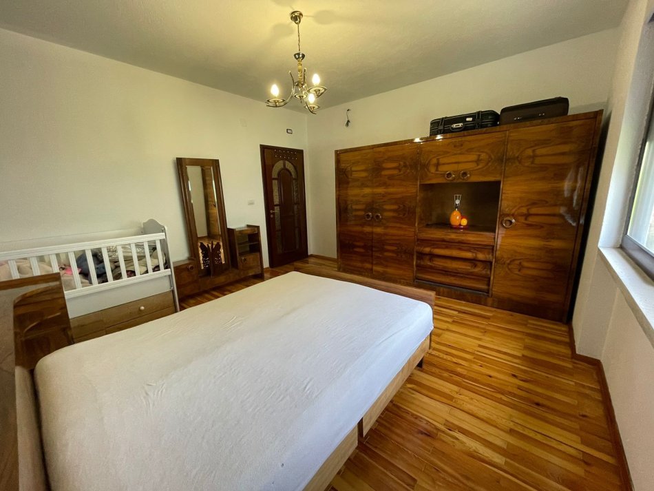 Tirane, jepet me qera shtepi 2+1+Ballkon Kati 2, 100 m² 350 € (Kodra e Priftit , prane shkolles mrekullia)