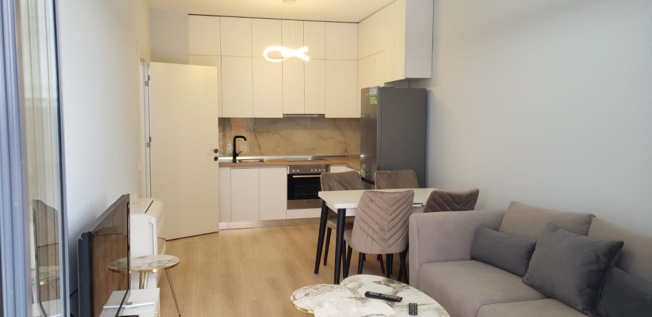 Tirane, jepet me qera apartament 1+1+Ballkon Kati 7, 65 m² 500 € (Xhamllik ,prane disco venue)