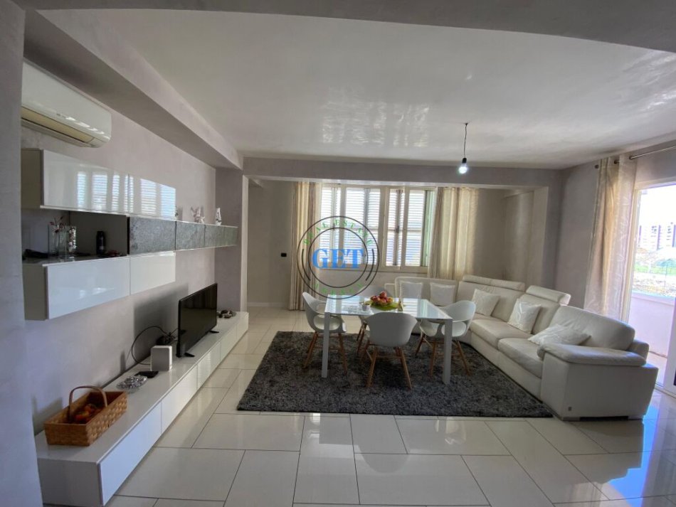 Durres, shitet apartament 3+1 , 210.000 Euro,165 m² (Stadiumi)