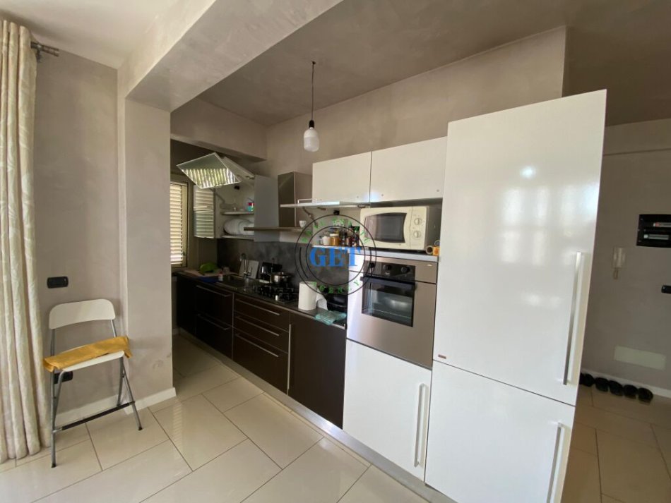 Durres, shitet apartament 3+1 , 210.000 Euro,165 m² (Stadiumi)