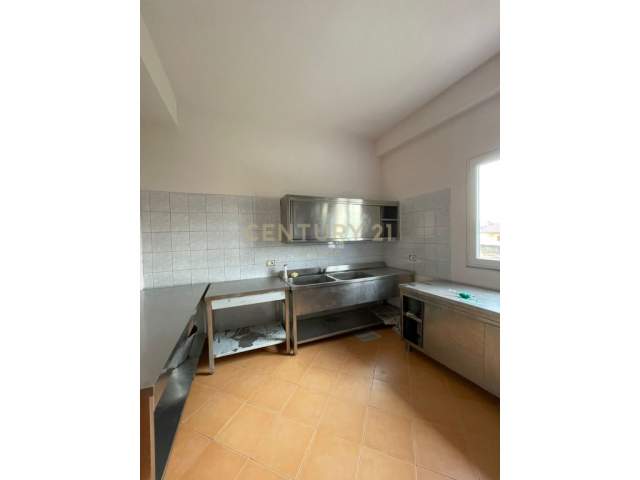 Tirane, jepet me qera ambjent biznesi Kati 0, 1.200 m² 5.000 Euro (Jordan Misja)