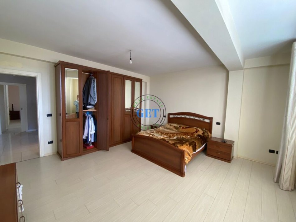 Durres, shitet apartament 3+1 , 210.000 Euro,165 m² (Stadiumi)
