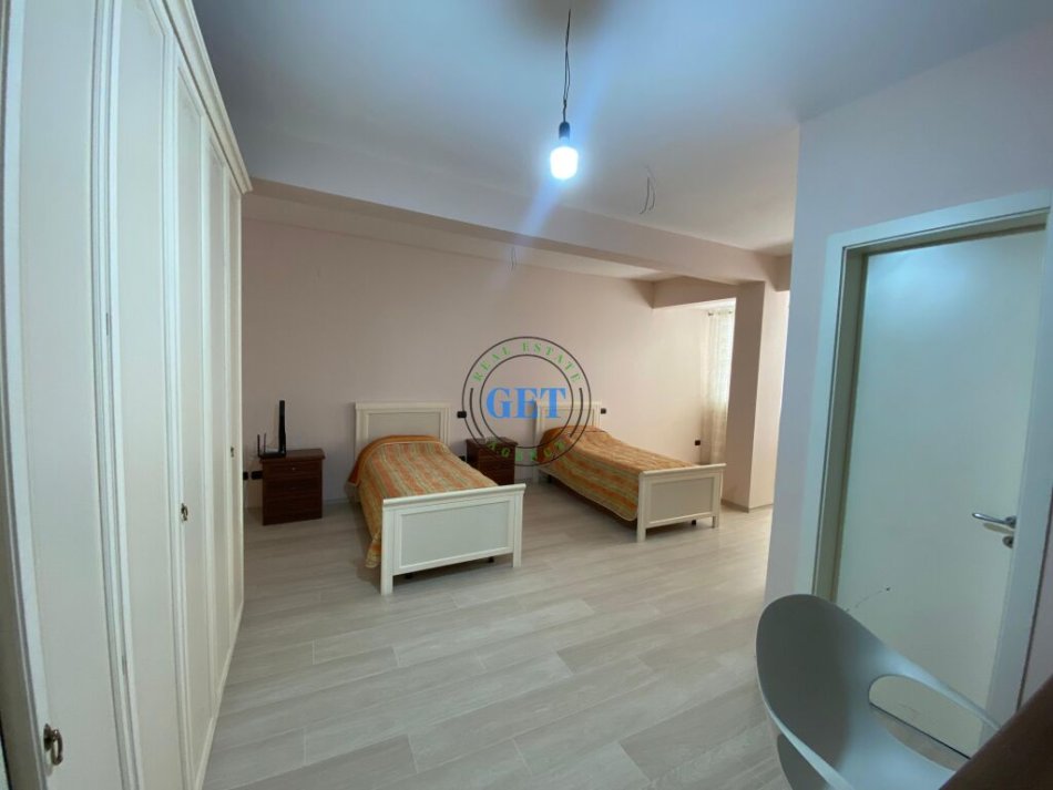 Durres, shitet apartament 3+1 , 210.000 Euro,165 m² (Stadiumi)