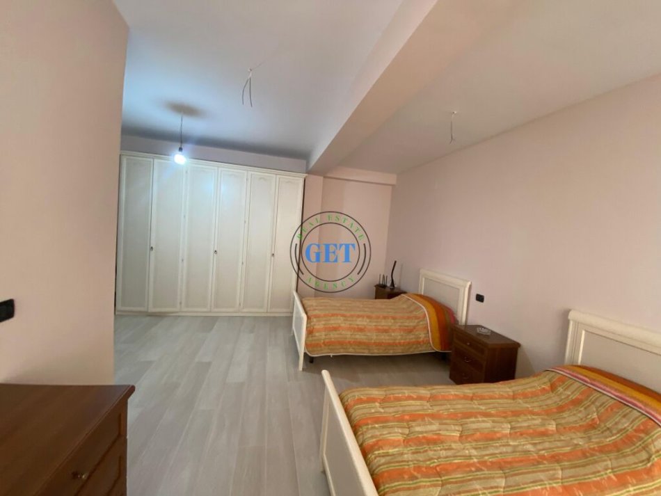 Durres, shitet apartament 3+1 , 210.000 Euro,165 m² (Stadiumi)