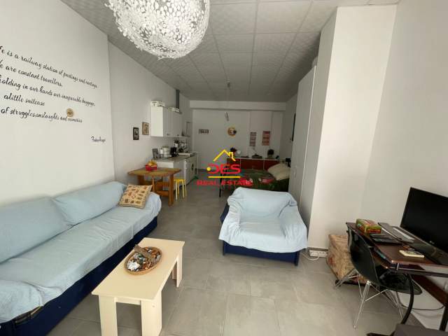 Vlore, jepet me qera Kati 1, 40 m² 200 Euro (Kisha Ortodokse)