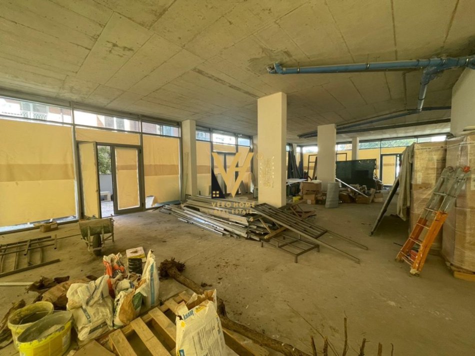 Tirane, jepet me qera dyqan Kati 0, 376 m² 15.000 € (RRUGA E ELBASANIT)