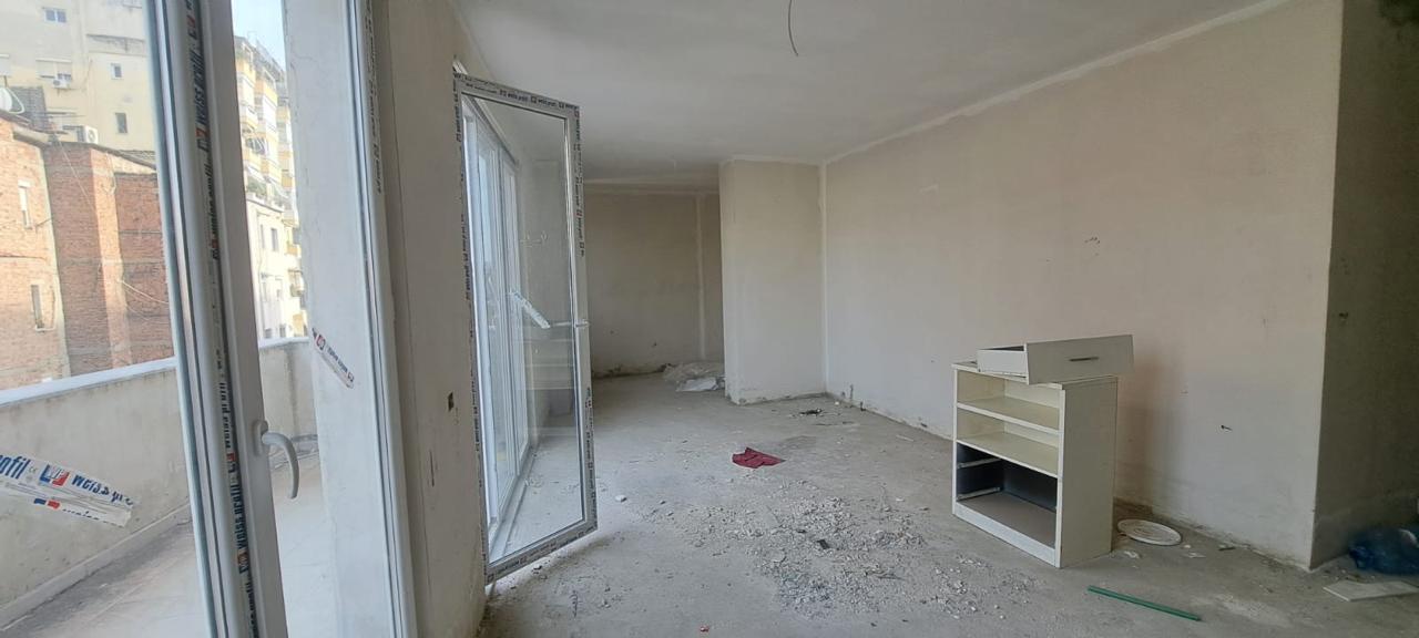 Tirane, shes apartament 1+1+BLK Kati 4, 101 m² 153.000 Euro (Rruga e Barrikadave)