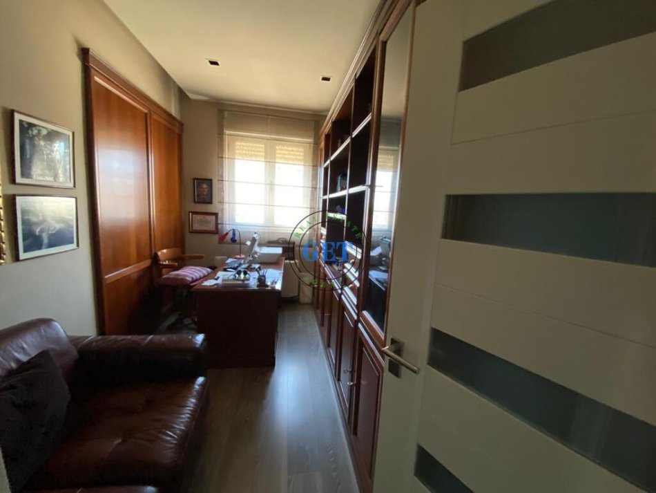Durres, shitet apartament duplex , 290 m² (Pallati I Sporteve) (1200€/ m2)