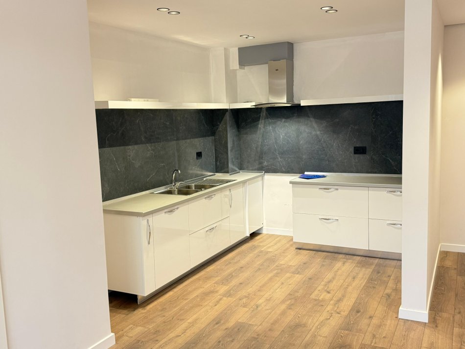 Tirane, shitet apartament 2+1+Aneks+Ballkon Kati 5, 120 m² 230.000 € (liqeni i thate)