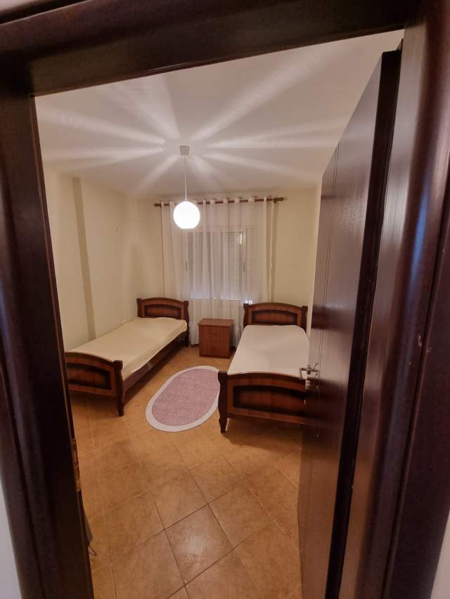 Tirane, jepet me qera apartament 2+1 Kati 2, 96 m² 450 Euro (Blloku i vilave Selite)