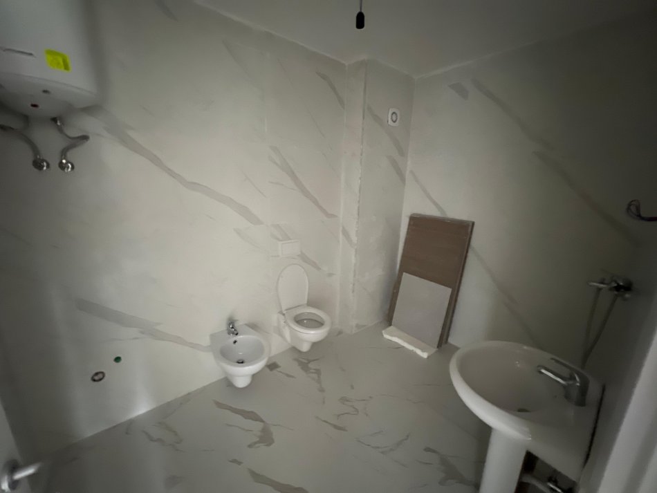 Tirane, jepet me qera apartament 2+1 Kati 4, 83 m² 450 € (rruga 5 maji)
