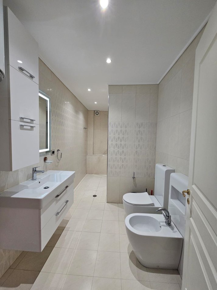 Tirane, jepet me qera apartament 3+1+Aneks Kati 1, 120 m² 1.800 € (ambassador 1)
