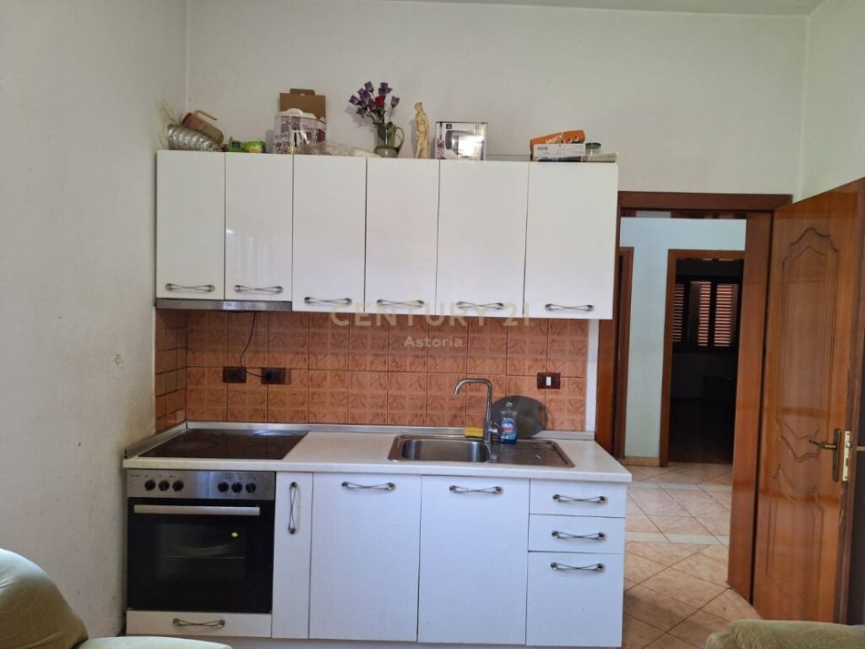 Tirane, jepet me qera 3+1 Kati 1, 77 m² 400 € (prane Spitalit Ushtarak)