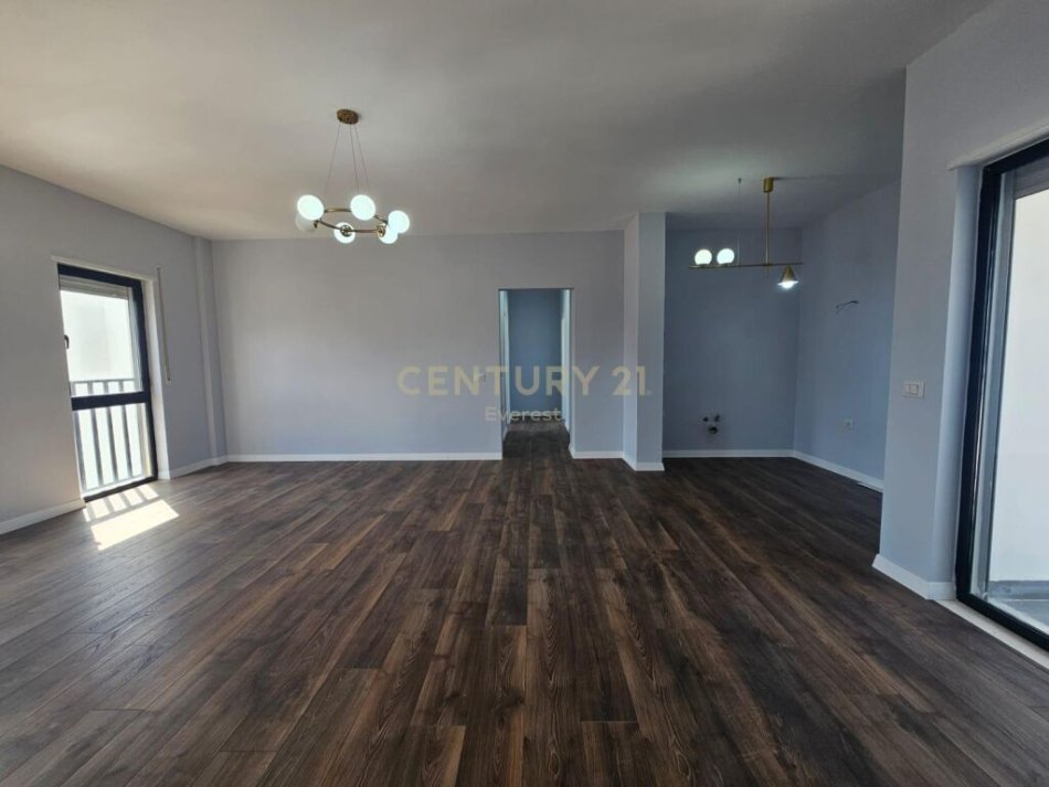 Tirane, shitet apartament 3+1+Ballkon Kati 8, 121 m² 216.000 € (Prane viles Gold ne rrugen e Dibres)