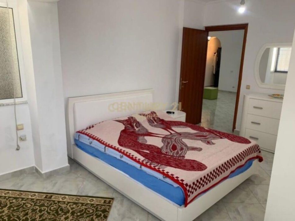 Tirane, shitet 3+1+Ballkon Kati 1, (Laprake, rruga Dritan Hoxha)