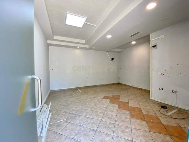 Tirane, jepet me qera dyqan Kati 0, 35 m² 280 Euro (Kombinat)