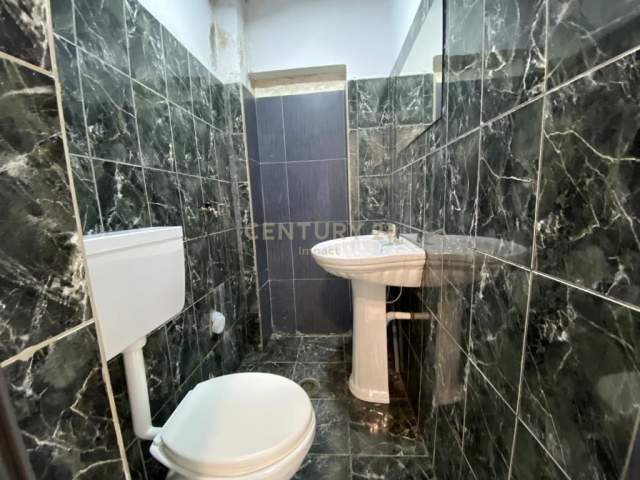 Tirane, jepet me qera dyqan Kati 0, 35 m² 280 Euro (Kombinat)