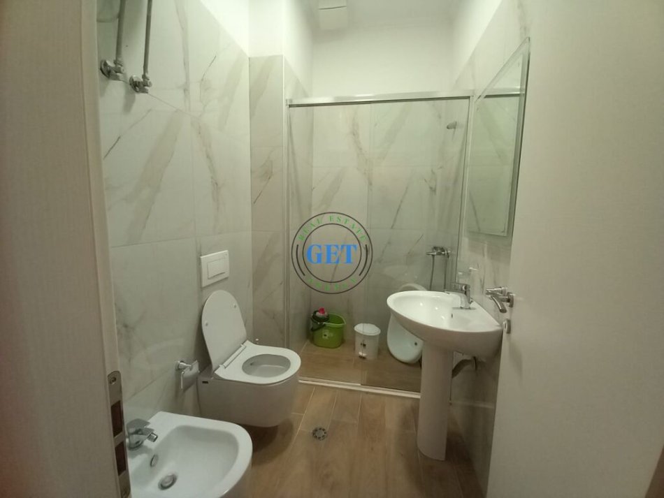 Durres, jepet me qera apartament 1+1 Kati 2, 66 m² 400 € (Qendra Tregtare Blue Star)