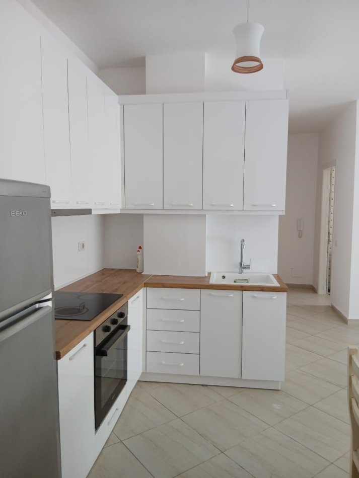 Tirane, jepet me qera apartament 2+1 Kati 3, 90 m² 550 € (liqeni i thate)
